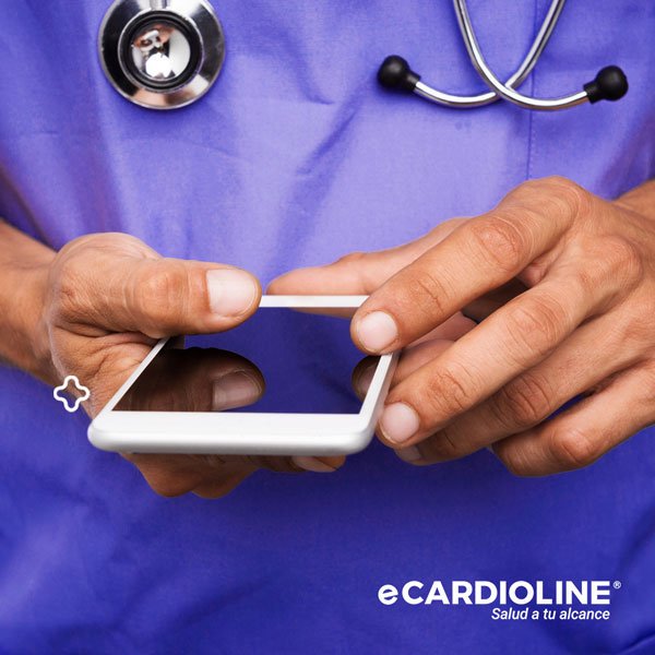 медика телефон. врач с мобильным телефоном. колл центр врачи. врачи разговаривают. врач со смартфоном.