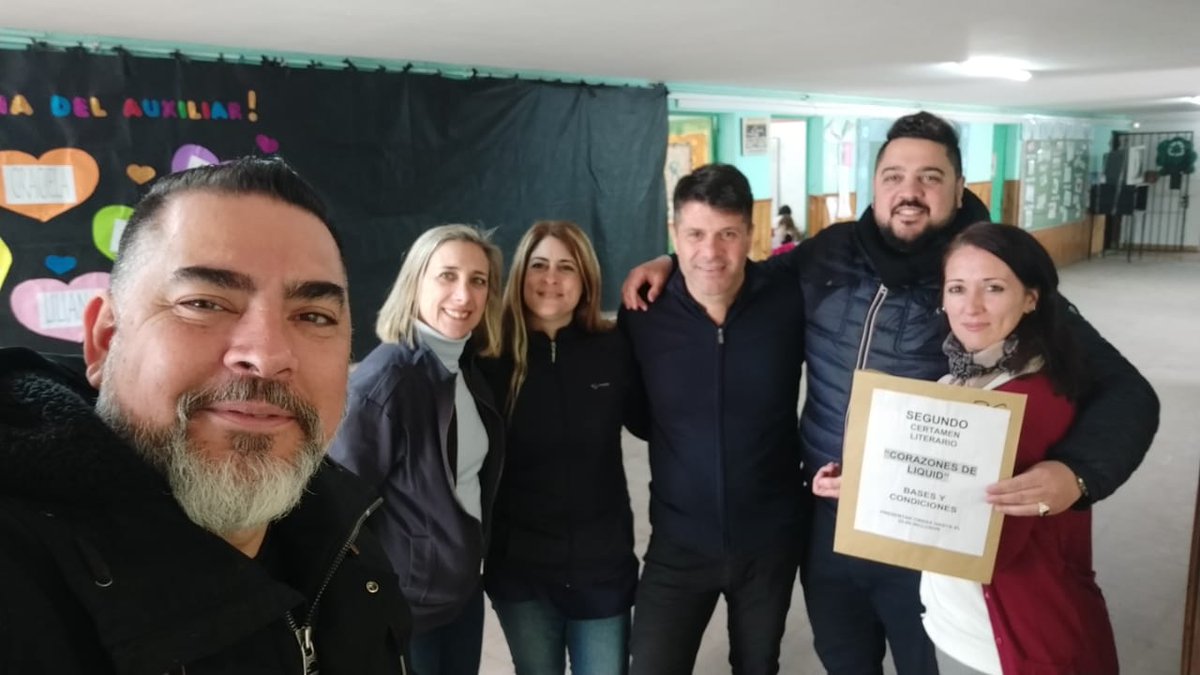 DanteBoeri's tweet image. Hoy por la mañana estuvimos en la Escuela Técnica y las primarias 15 y 41 de #Echeverria. 
Charlamos con lxs compañerxs y les compartimos las bases del certamen " Corazones de Liquid" para que participen alumnxs y docentes!!!
@SUTEBAProvincia @PDSurradio @echeverriaol @DiarioEE