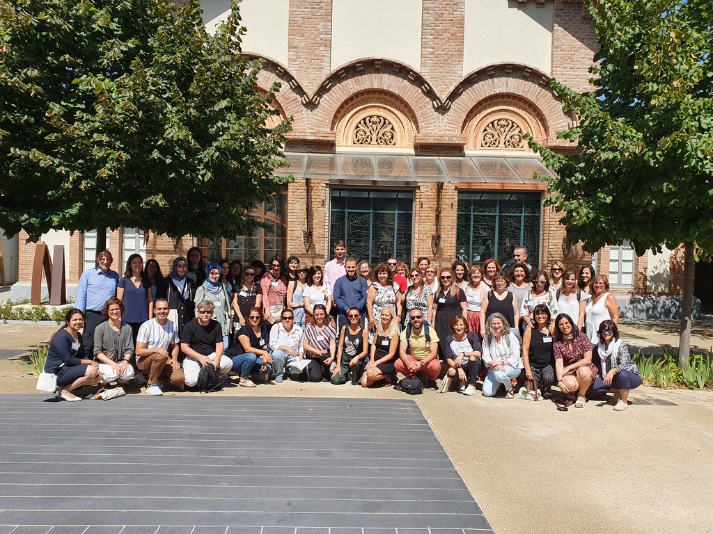 Cerdanyola's tweet photo. Foto de família de les persones participants a la jornada #parentstem #Cerdanyola Al pati del #Macdv https://t.co/Dq7M2ODstl