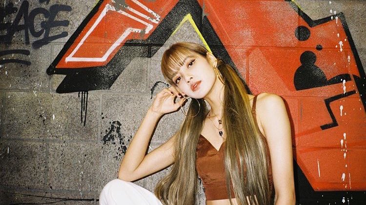 Шорты с реперским шрифтом. Lisa run. Барт и фландерс на рыбалке. Футболка с надписью run. Emily in paris 3 episode photo jogging.