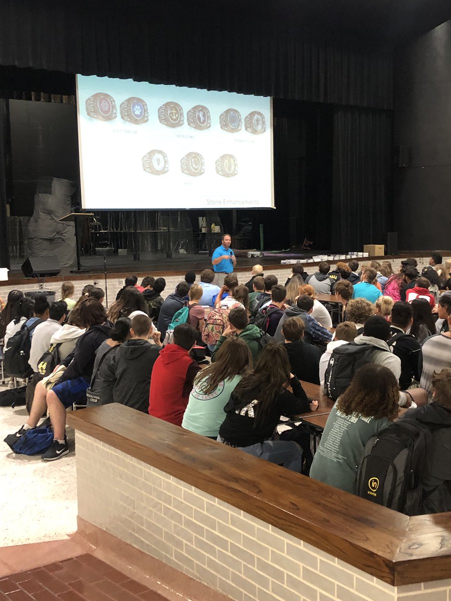 TiffanyMajor12's tweet photo. Junior Assembly...class ring time! @HumbleISD_KPHS #WeAreKPark https://t.co/xkqE478RIr