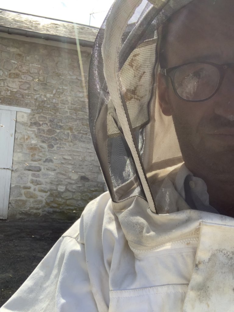 drimeric's tweet photo. Récolte de 🍯 miel ! Merci mesdames abeilles 🐝 pour le boulot... pas contente de partager mais nous sommes partenaires 😍 #agridurable #happyculteur @FiliereCRC @FloraSchmitlin #luharmony @MDLZ @valfrancecoop #biodiversité #ceuxquifont https://t.co/hkhvQK1I1T