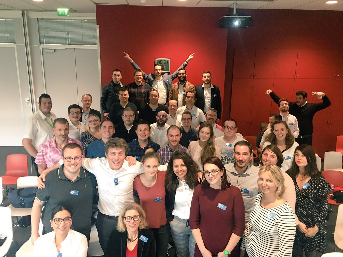 EmilienDeTours's tweet photo. 😭 @Inesmouloudj tu vas nous manquer, bises de toute la #TeamSNCF. #ByeByeInes https://t.co/ZDM3CWjrMy