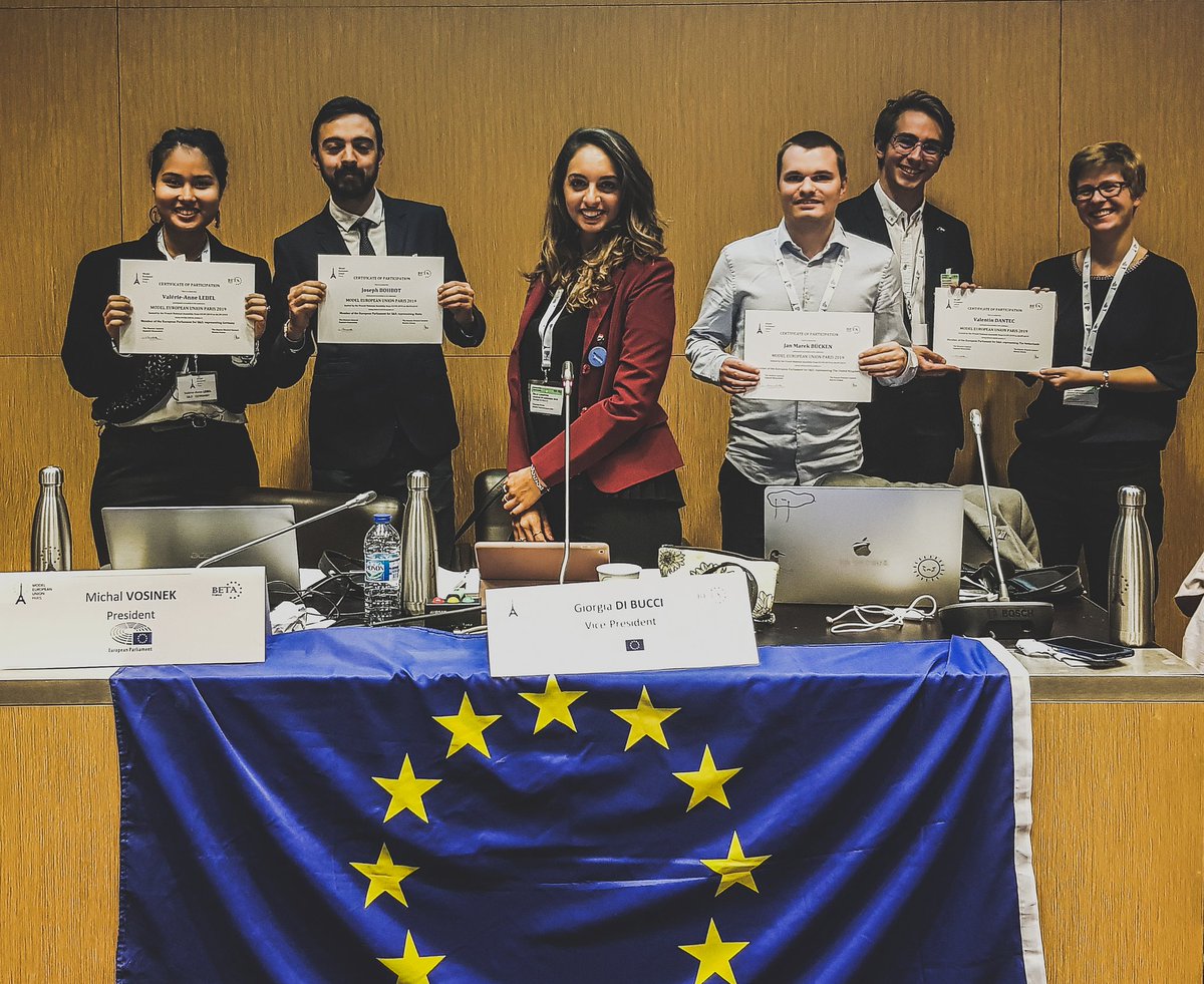ModeleuParis's tweet photo. Certificates and voting amendments 🇫🇷🇪🇺 #MEUP2019 #Assembléenationale #EU #FutureforYouth #EuropeanUnion https://t.co/tJLgwhiWkh
