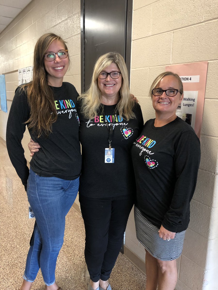 MsBortolani's tweet photo. Team photo time in our new team shirts! #bekindtoeveryone @BRNgrade5fun #2019jordynshirtproject @BRN_Elementary https://t.co/RPObeOrpbh