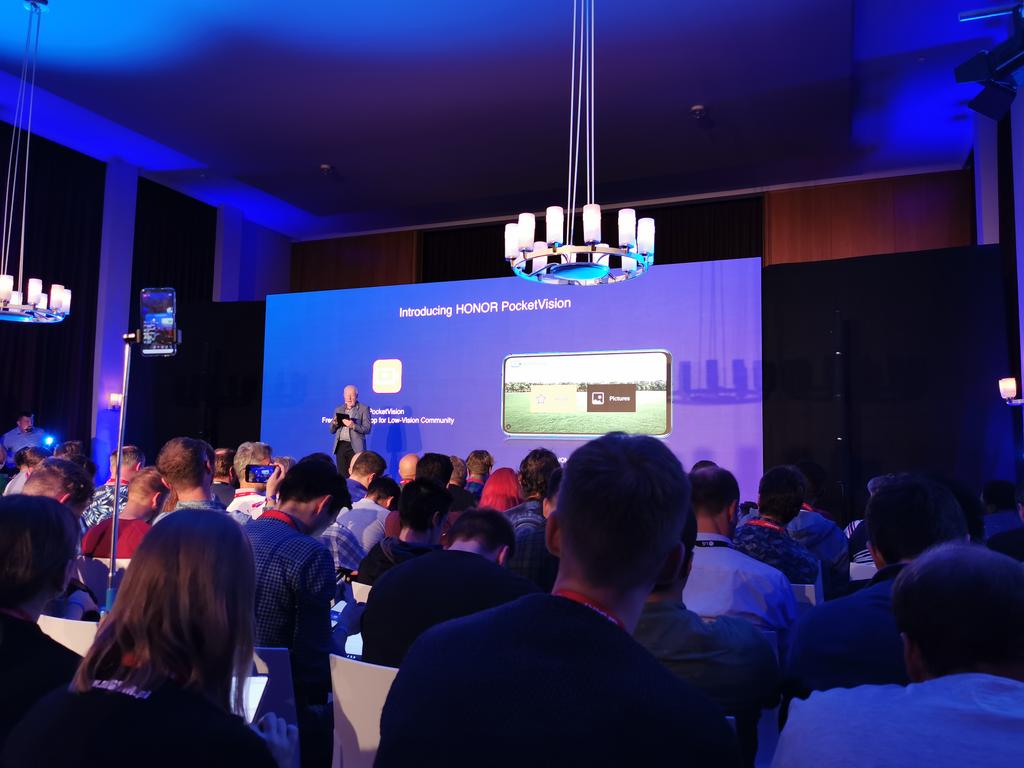 G_Schneemann's tweet image. @Honorglobal launches #PocketVision app to help users with vision impairment via the integrated camera to enable a better reading experience.