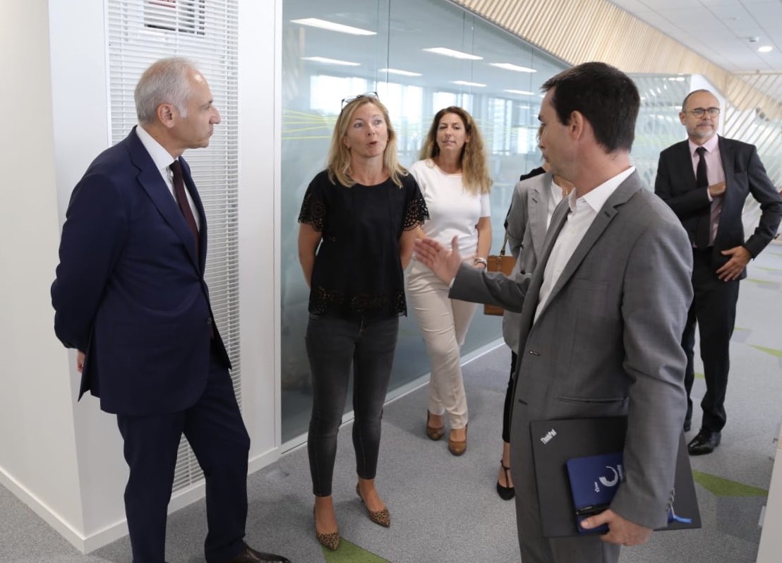 salaun_gaelle's tweet photo. Un plaisir d’accueillir Marc Benayoun à #Smartside Un moment fort pour les équipes @EDFofficiel #CommerceIDF engagées au service des #clients #TransitionEnergetique https://t.co/EsHf4LpTUG