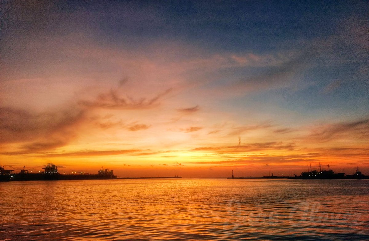 spcver's tweet photo. 06/09/2019

El amanecer de hoy viernes 6 de septiembre en el puerto de Veracruz, visto desde la Bocana Sur. 

Nubes altas #cirrus y #cirrustratus ayudan a la tonalidad impresionante.

Imagen de @juanitoalavez  

@PCEstatalVer 
@webcamsdemexico 
@lupeosorno 
@VialidadXalapa https://t.co/XCWKRyGt95