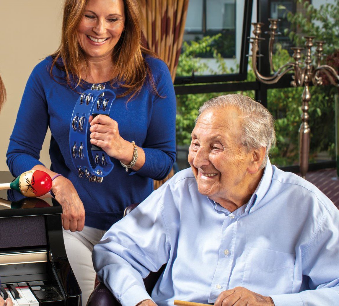 JCInteract's tweet image. Jan attends #SingingForMemory sessions with her father Monty, who likes coming "because all the people are happy. You can't do better!" he exclaims. Find out where Singing for Memory sessions are near you: ow.ly/SgG350vY3zQ #WorldAlzheimersMonth #Dementia #MemoryLoss