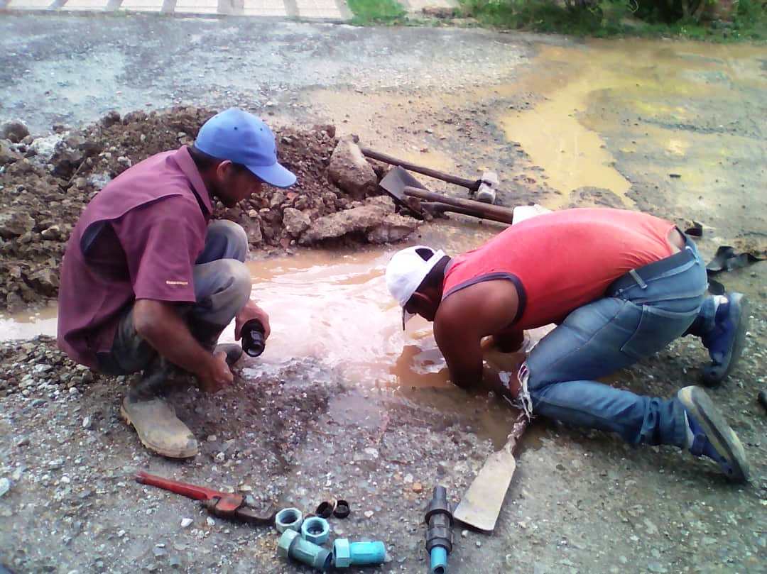 Hidropaezca's tweet photo. #06Sep || #ElEsequiboEsDeVenezuela Personal de #MinAguas #Guarico, Reparó tuberia de 1" en el sector Altamira, diagonal a la sede de la #EMCOMUNA San Juan de Los Morros. Se perforo placa de concreto para poder acceder la tubería que está 1,50m de profundidad, 2 Flias. afectadas. https://t.co/ctuyten8Mn