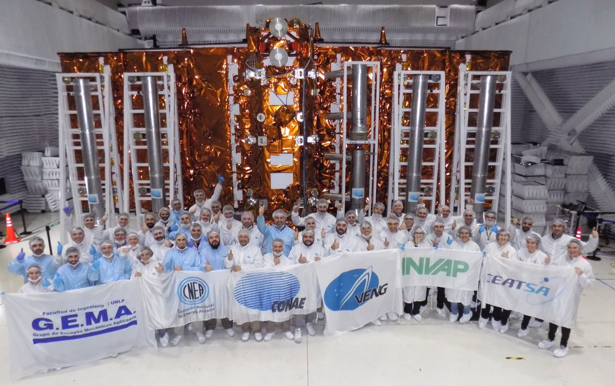 CONAE_Oficial's tweet photo. NOTICIAS #SAOCOM1B: INTEGRACIÓN ELÉCTRICA Y MANTAS TÉRMICAS ¡COMPLETADAS!
Ya viste sus brillantes galas para sobrevivir en el Espacio. Sigue ahora una exigente agenda de ensayos.
👏👏👏💪🛰🇦🇷
Ver INFO completa en: https://t.co/oA9ZExRd7m https://t.co/F2rmhsYMWx