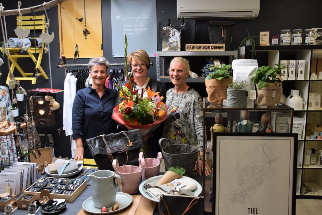 Annette Verbeek won de FlipPas-maandprijs van SJAANENDAAN en een prachtig biologisch boeket van Meeuwsen Bloemen. “Dat ik dit nog mag meemaken, ik win nooit iets!” Ze had nota bene haar FlipPas in eerste instantie helemaal niet geregistreerd. #winnen #flippas #tiel #sjaanendaan