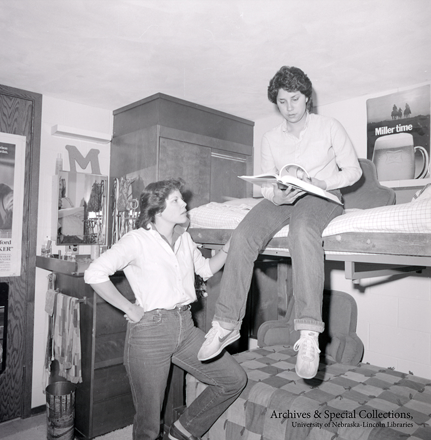 UNLarchives's tweet photo. Hey #Huskers! Happy #NationalReadABookDay! Crack one (gently) open for us! (1982)

#SeriouslyProtectThoseSpines #BeKindtoBooks #UNL #LNK #N150 @UNL_Lib @unlenglish https://t.co/l5pVaXRLej