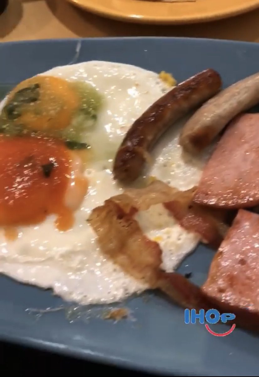 Esta es una captura de pantalla de una historia de Instagram que subí comiendo en @IHOPMxOficial, vean por favor la cocción de sus alimentos y juzguen ustedes... ¿me apoyan con un RT, por favor?