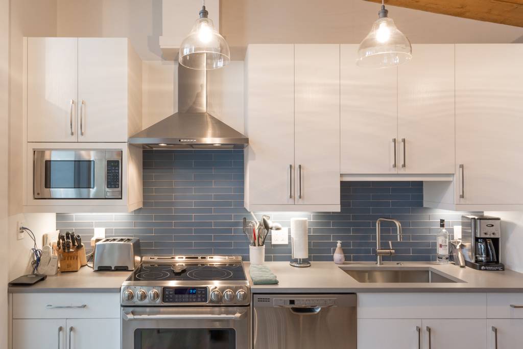 Stevens_Ind's tweet photo. A Vail homeowner upgraded their kitchen & results are airy & lovely! The designer used #StevensWood Pearl White in #RainCollection texture to embrace light in the space. We give it 👍👍!
#FeatureFriday #SarahGlennInteriors #texturedlaminate #decorativelaminate #kitchendesign https://t.co/en0Jby63dR