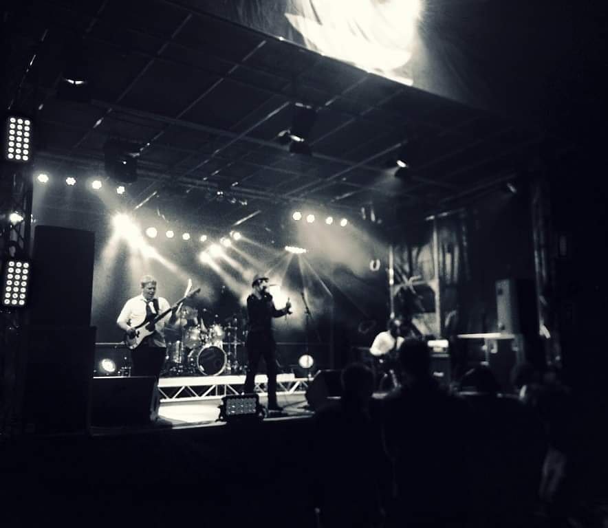Steckbeckenzec2's tweet photo. Supportet die Steckbeckenzecken und ladet Eure Freunde ein uns zu liken ,zu folgen oder kommt auf unser Konzert!
Verbreitet mit uns Liebe, Spaß und eine kleine Portion Wahnsinn!
#SCHLAGER #punk #TOURLIFE #schlagerpunk #rocknroll #funpunk #band #bühne #sänger #bassist #elegant https://t.co/MphAKLPJSA