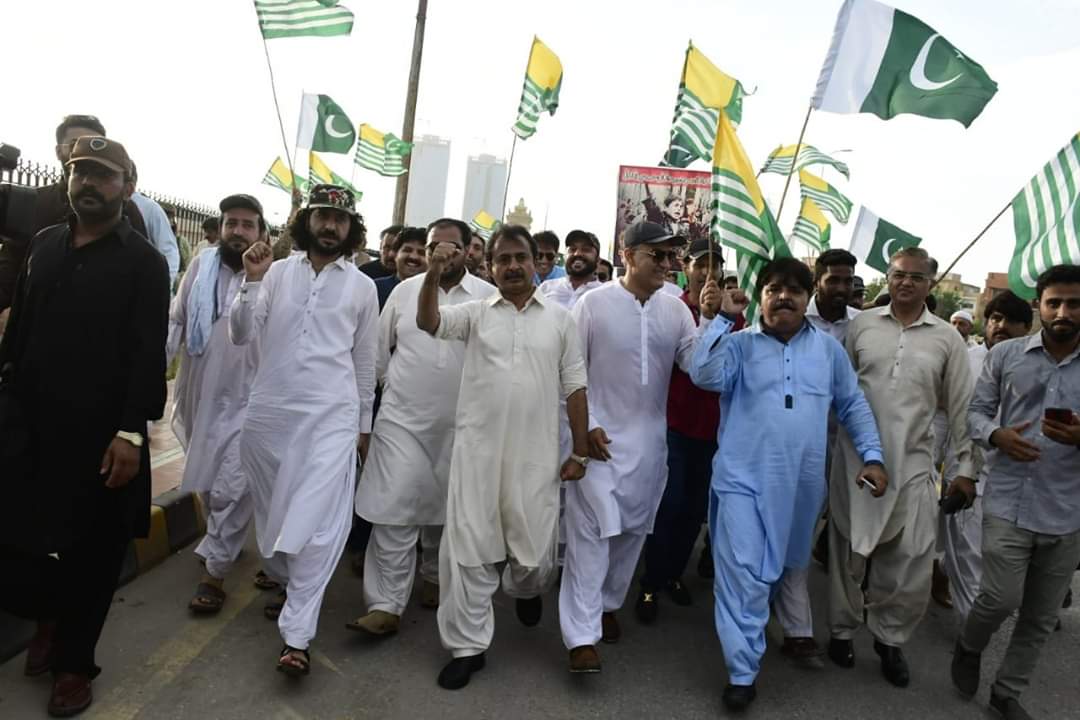 ikupdates's tweet photo. پی ٹی آئی سندھ کے صدر حلیم عادل شیخ کی قیادت میں ریلی نکالی گئی، ریلی میں پی ٹی آئی کے اراکین قومی و ص��بائی اسمبلی سمیت رہنمائوں کی شرکت، بڑی تعداد میں شہری بھی شریک مکڈولنڈس سے ولیج ہوٹل تک آزادی مارچ منعقد کی گئی۔
@HaleemAdil 
@DuaBhuttoPTI 
@PTISindhOffice https://t.co/hNiy0tS8og