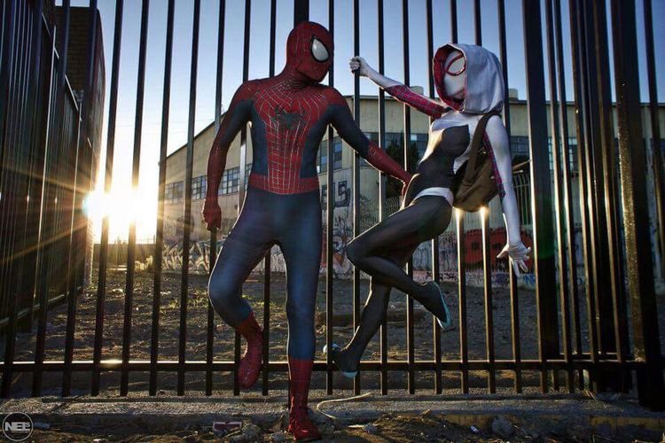 2 девушки в костюме человека паука. Гвен Стейси в костюме человека паука. Человек паук и Гвен паук косплей. Гвен паук и человек паук костюм. Гвен человек паук косплей.