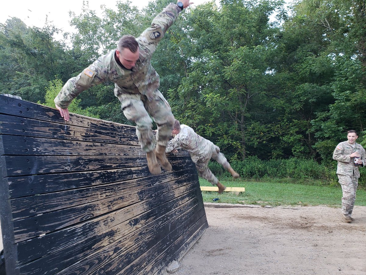 TheRealHammer6's tweet photo. Air Assault! Little known fact, but Hammer Soldiers conduct PT at #TSAAS so often, it's listed as a secondary residence for most. #notyourtypicalstaff #rakkasans #menofwar #133CAV https://t.co/fCH4uA2bIb
