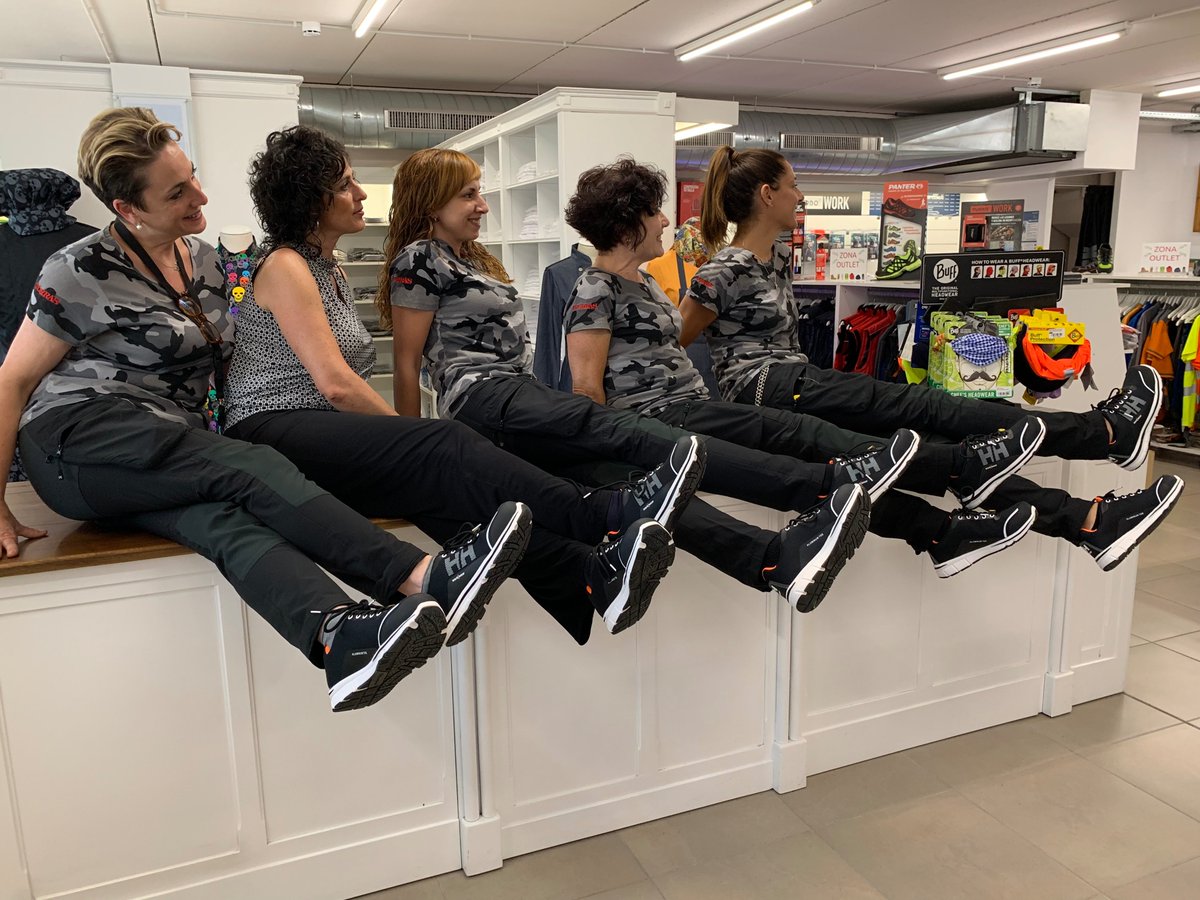 TORRAS_sum's tweet photo. 🙅‍♀️Las chicas de vestuario laboral ya tienen su calzado de @HellyHansen para la nueva temporada.
🛒Descubrelas con un 10% de descuento: https://t.co/iPD7abCPb7 
 ⛑¿ Sabías que en Torras Suministros Industriales somos expertos en Vestuario Profesional y EPI's?
📍Ven y descubrelas https://t.co/FSb8WffB9x
