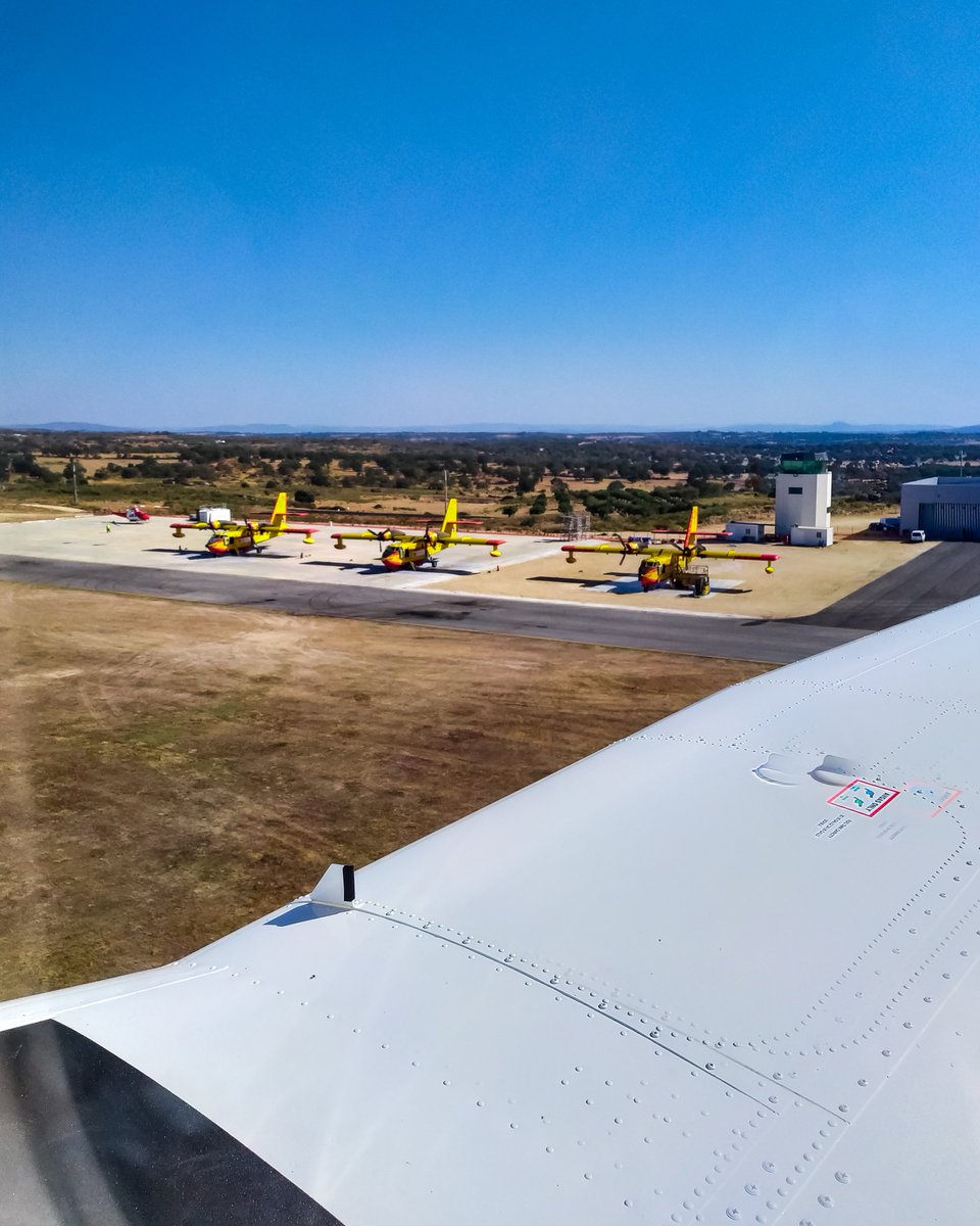 rconrozier's tweet photo. En cette semaine de rentrée, premier vol vers l'un des aérodromes que l'on utilise en dégagement. L'occasion de faire coucou aux Canadairs basés là-bas, qui luttent contre les incendies touchant actuellement le Portugal.
#cadetAF #avgeek https://t.co/0tNVILcrhp