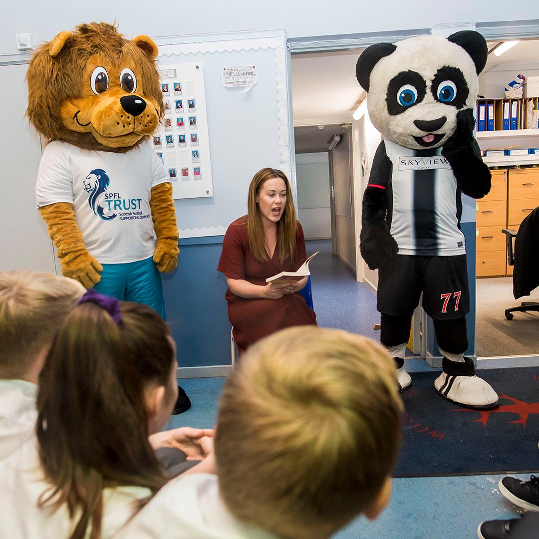 spfl's tweet photo. 📖 The @SPFLTrust launched the #442Reading challenge this week!
SPFL Trust CEO Nicky Reid was joined by Lomond 🦁 and @saintmirrenfc's Paisley Panda 🐼 for a storytelling session.
Find out how kids can collect free match tickets 🎟️ by reading 👇👇👇
https://t.co/eU1en7lsdU https://t.co/MXkiFJYBvE