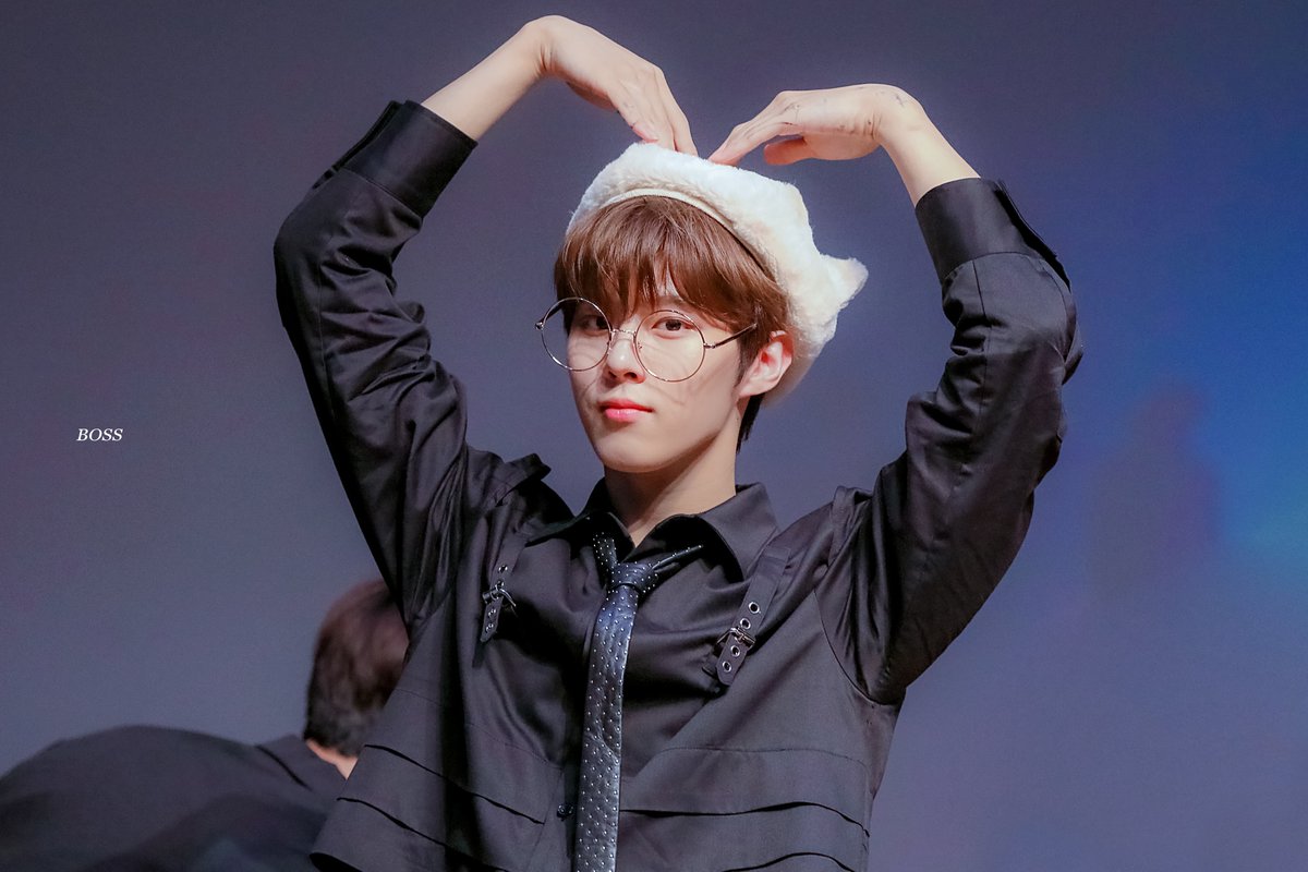 BOSS_961027's tweet photo. 190906 노량진 팬싸인회 HQ

갓경 써줘서 고마워 우석아 ㅜㅜ 이렇게 잘어울리는줄알았으면 진작에 사갈걸... 

#김우석 #우석 #엑스원 #X1 https://t.co/Q95rvchrit