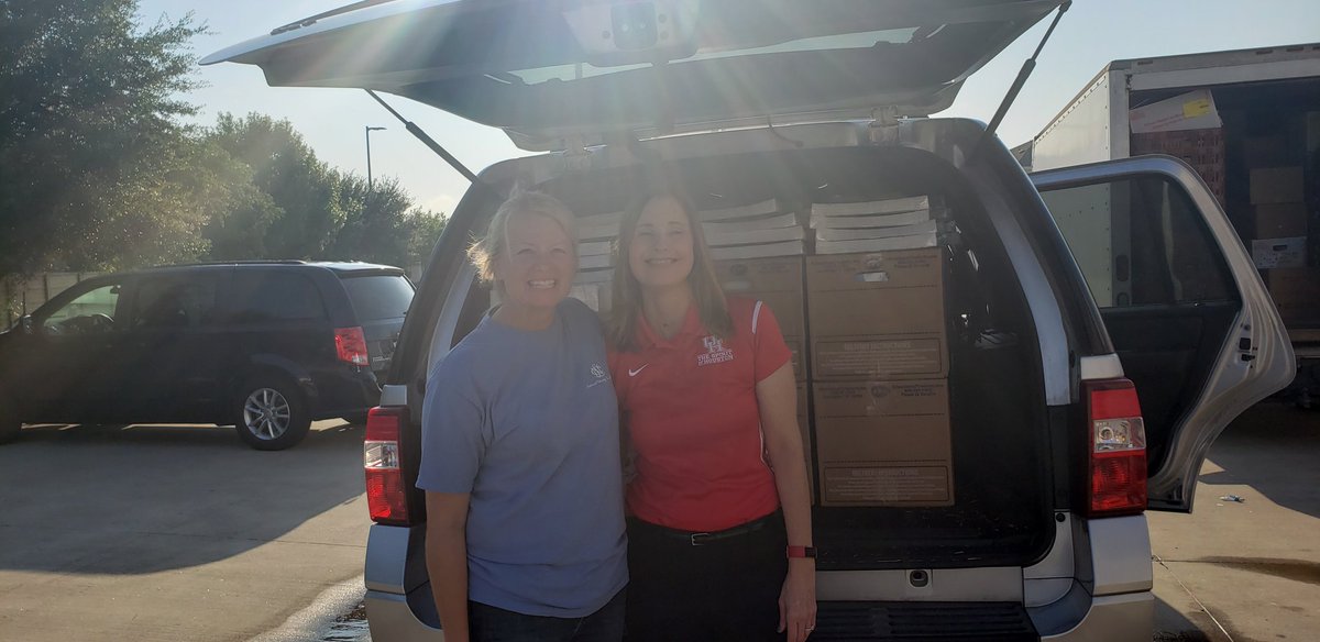 TexasBrooks's tweet photo. So blessed to have a relationship and be supported by HEB!  Thank you @HEBPatty for calling me and always thinking about our students. These school supplies will be put to good use! #Operationbackpackcampaign  #YMCA #6yrPTOpres #8yrvolunteeratRRE #rrechat #wallerisdgreatness https://t.co/RMFfe9HGJo