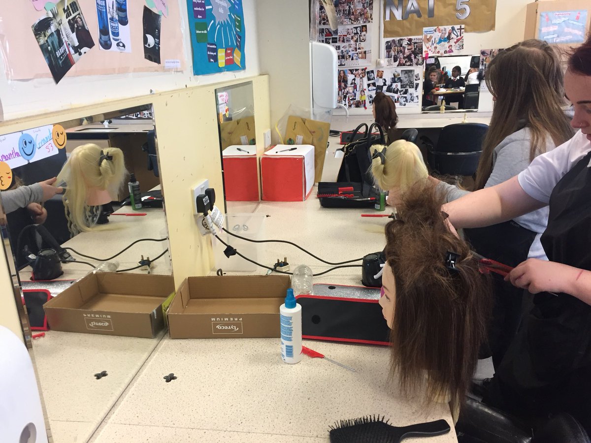 GHSWiderAch's tweet image. Snap shots of our Wider Achievement Friday afternoons 🍰🔨💇🏼‍♀️👍🏼 #PracticalCake #STEM #CommunityChamps #Hairdressing