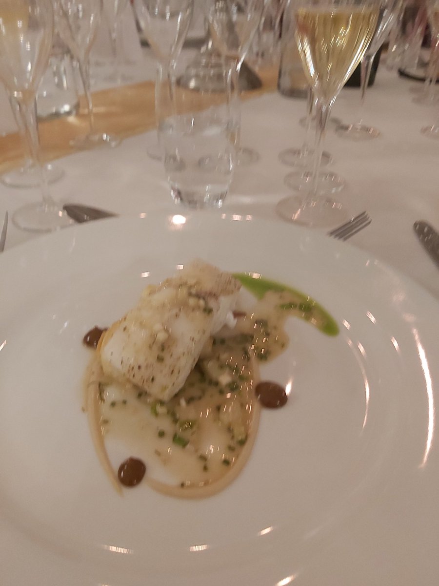 Skyline_Coach's tweet photo. @GaiaBoringdon @BoringdonHall @scottipaton #amazingmenu #seafood #champagne #yummy #friends #laughter https://t.co/QyK83tFJra