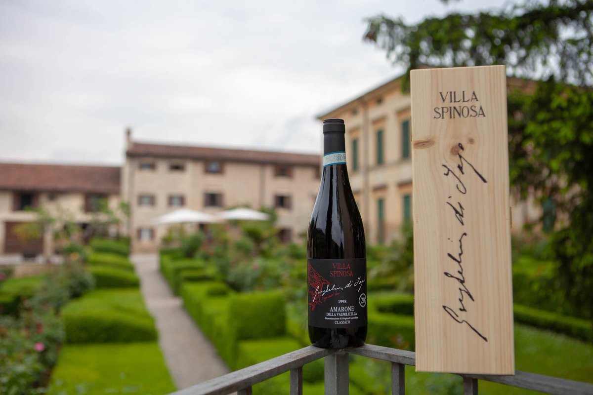 Non è ancora cominciata la vendemmia, ma a <a href="/VILLASPINOSA/">Villa Spinosa</a> è iniziato un raccolto, non di uve ma di premi: la rivista <a href="/Wine_Advocate/">Robert Parker Wine Advocate</a> curata da @MonicaLarner assegna 94 punti al nostro “Guglielmi di Jago - 20 anni” #Amarone della #Valpolicella Classico Doc Vendemmia 1998. #wine