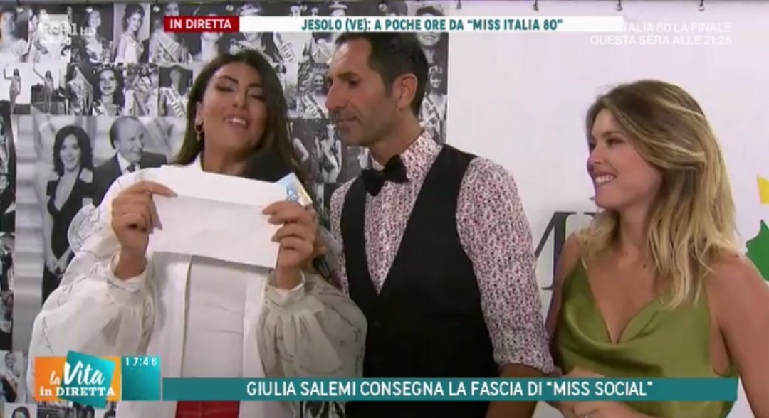 MissItalia__'s tweet photo. La vincitrice della fascia di #MissSocial2019 è la numero 37 Myriam Melluso!
@giuditommaso78 @vitaindiretta #lavitaindiretta https://t.co/zGMa0w0VTg