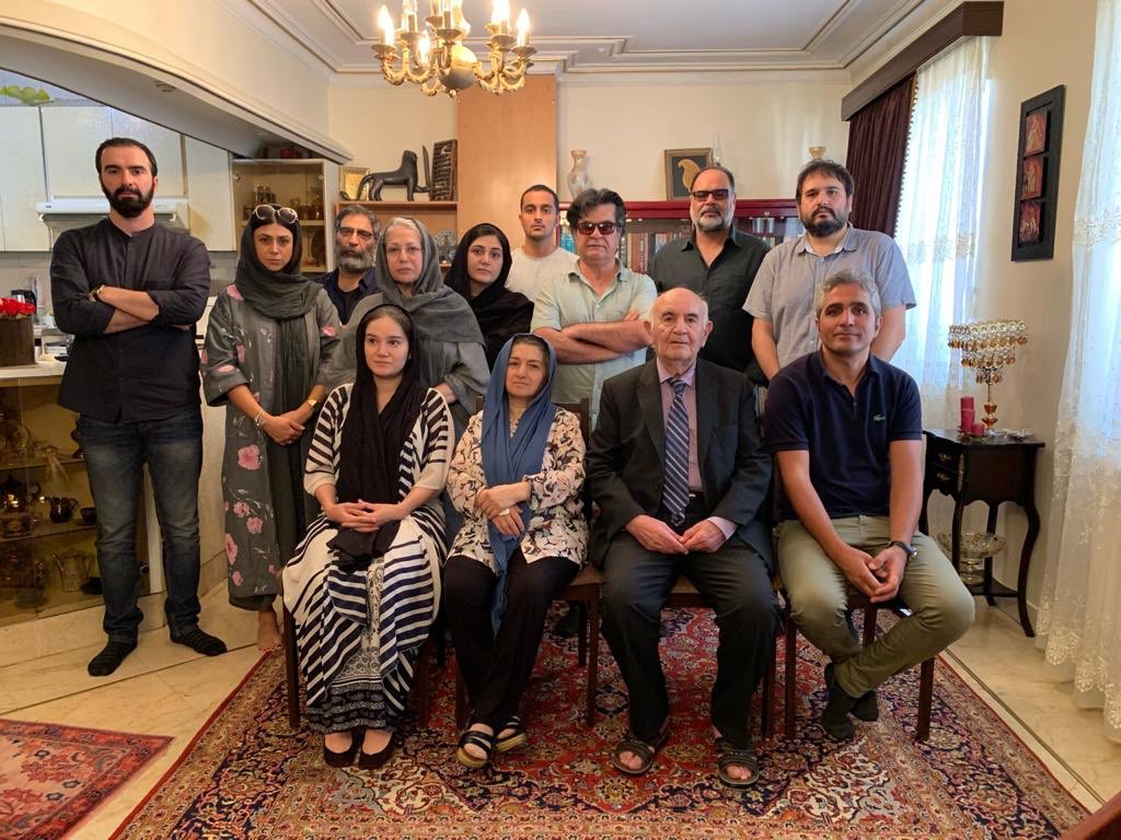 BaranKosari2's tweet photo. دسته‌جمعی رفتیم دیدن مامان بابات
جات خالی بود بچه 
۱۲ شهریور دقیقا يك ماه بعد از بازداشت #نوشین_جعفری https://t.co/3dyDusoici