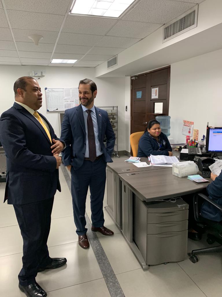 PasaportePma's tweet photo. El Ministro de Comercio e Industrias Ramón Martínez, realizó el trámite para la renovación de su pasaporte. Durante su visita, fue atendido por el Administrador General @OmarAhumada #UnidosLoHacemos https://t.co/rFqccn0jpd