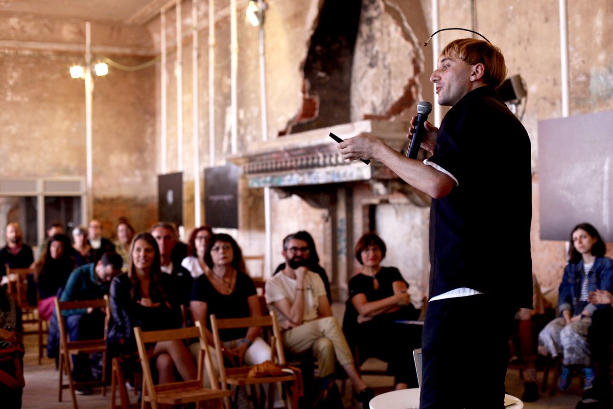 El activista cíborg <a href="/NeilHarbisson/">Neil Harbisson</a> nos cuenta sobre la antena que le permite oír los colores y cómo ha cambiado su vida, hoy en #Encerrona