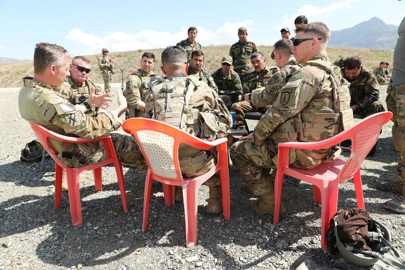 Американские военные афганистан. Военный лагерь США В Афганистане. Армия США В Афганистане. Солдаты США В Афганистане. Американские военные инструкторы.