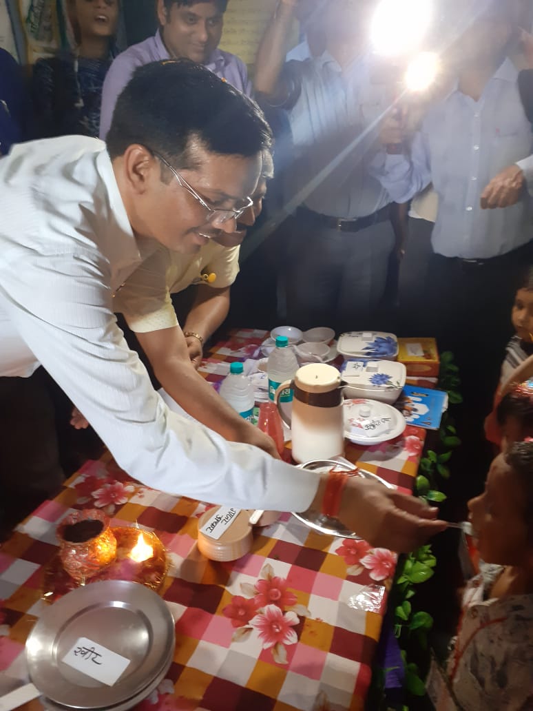 PHathras's tweet photo. Hathras is determined to make the district malnutrition free. #BachpanDiwas was celebrated across all AWCs in the presence of @dm_hathras, DPO and other district officials during  #PoshanMaah2019.
@MinistryWCD @icds_up @SPreraks @NITIAayog
#sahiposhandeshroshan
#suposhitUP https://t.co/xrD13pWPQN