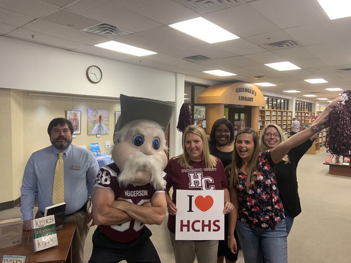 HendersonSchool's tweet photo. The Colonel Movement Kicked off today in downtown Henderson! The Colonel ❤️ our community #expandourhorizons #colonelmovement @HCHSColonels @HendersonKY https://t.co/3hXfo4ZXRT