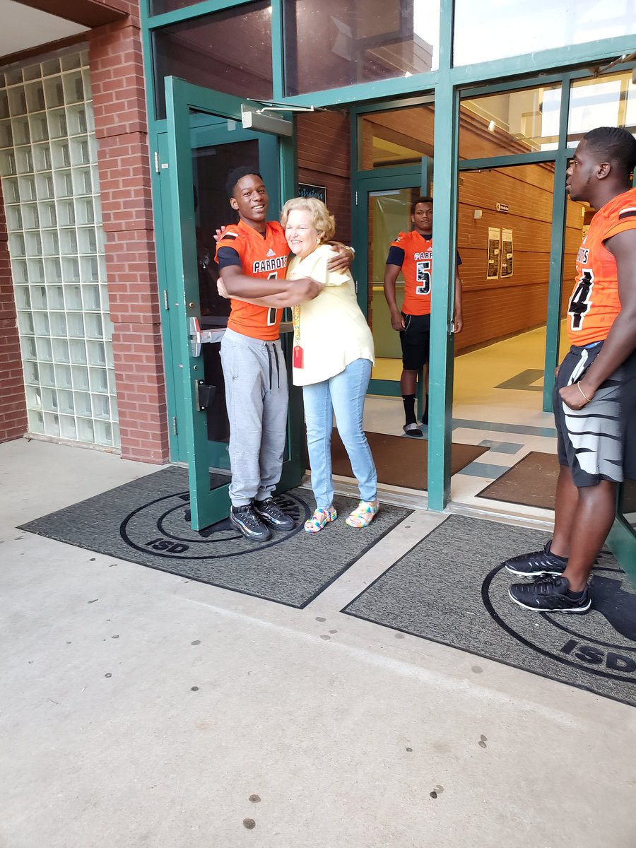 rozannelopez7's tweet photo. Poly HS football players and cheerleaders came to greet and wish D.McRae students a great learning day this morning!! Thank you Poly Parrots for supporting and encouraging our students!! @DMcRaeFWISD @auraangel05 @SonjaStarrm @PolytechnicHS #Pyramidpride #Eastsidecommunity https://t.co/fSJiRTPMvn