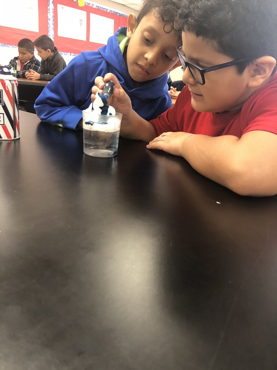 RenkEsti's tweet image. 2nd grade Scientist learning about weather and precipitation @AStarJones1 @ReedAcad_AISD  #cloudexperiment