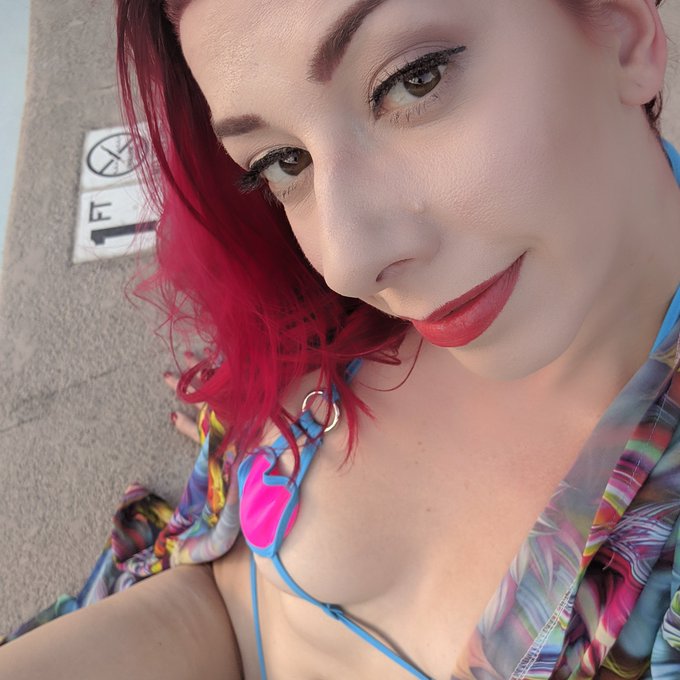 Lounging by the pool in full make up why not? :p https://t.co/rNjtikfprI<a href="/tag/trickpics"class="tags"><span>#trickpics</span></a>
