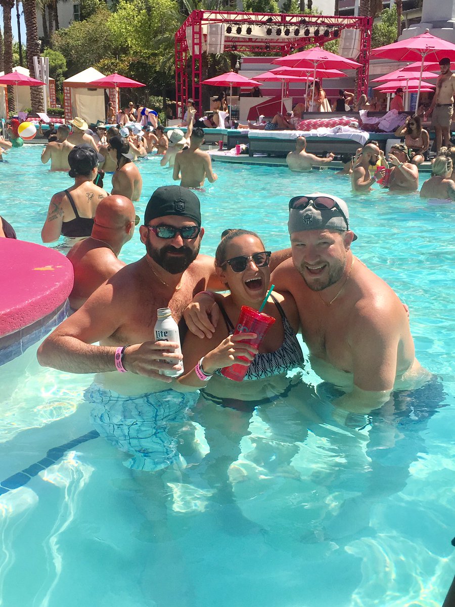 MerePear11's tweet image. Day 3...Flamingo Pool☀️🎉😎🎲🎰👙🍹🥂😜 #Vegas #DayThree #FlamingoPool #LetsGo #HotGirlSummer #HappyLaborDay