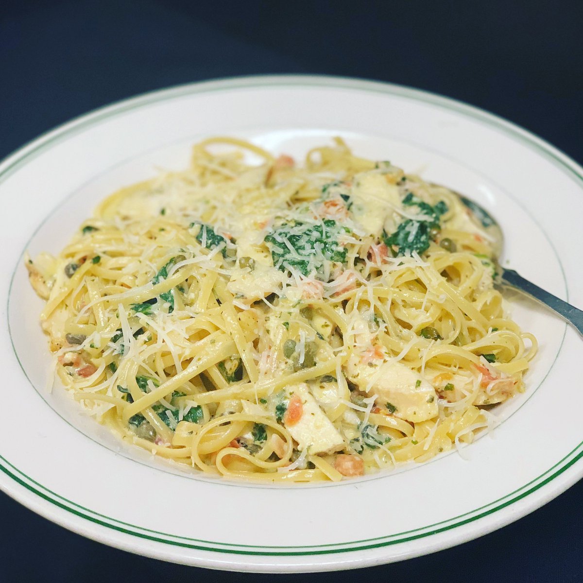 This week’s dinner special: Lemon Chicken Florentine $15.95
•
•
•
Grilled chicken, tomato, capers, spinach and pesto over linguini tossed in a lemon-garlic sauce. #DinnerSpecial #ChickenFlorentine 🍋