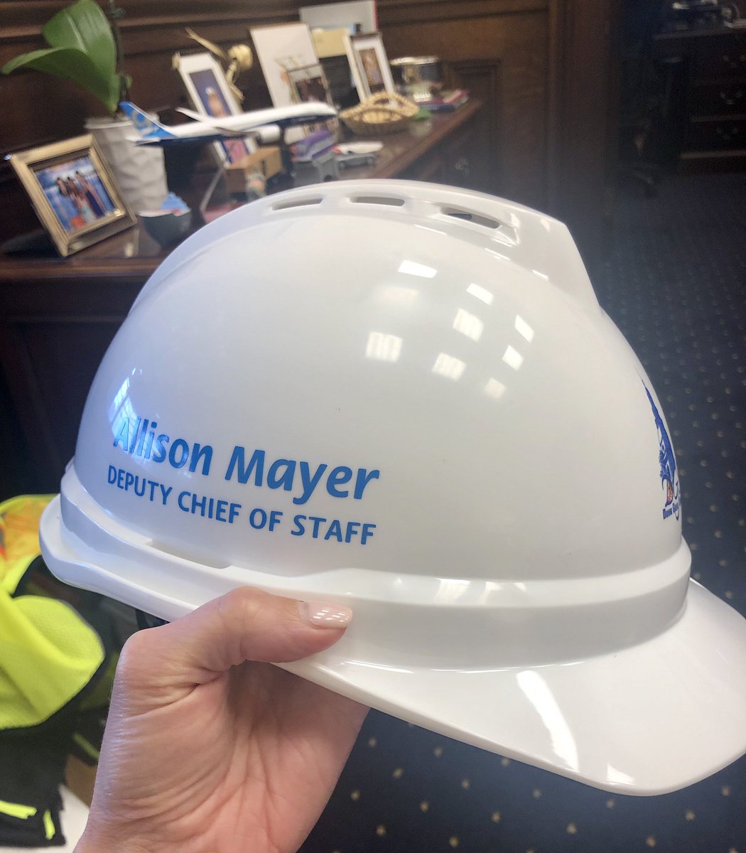 allisonsmayer's tweet photo. My hard hat collection is growing! Thank you, @MDDGS! #DoingGreatService https://t.co/HxXRrw3Li6
