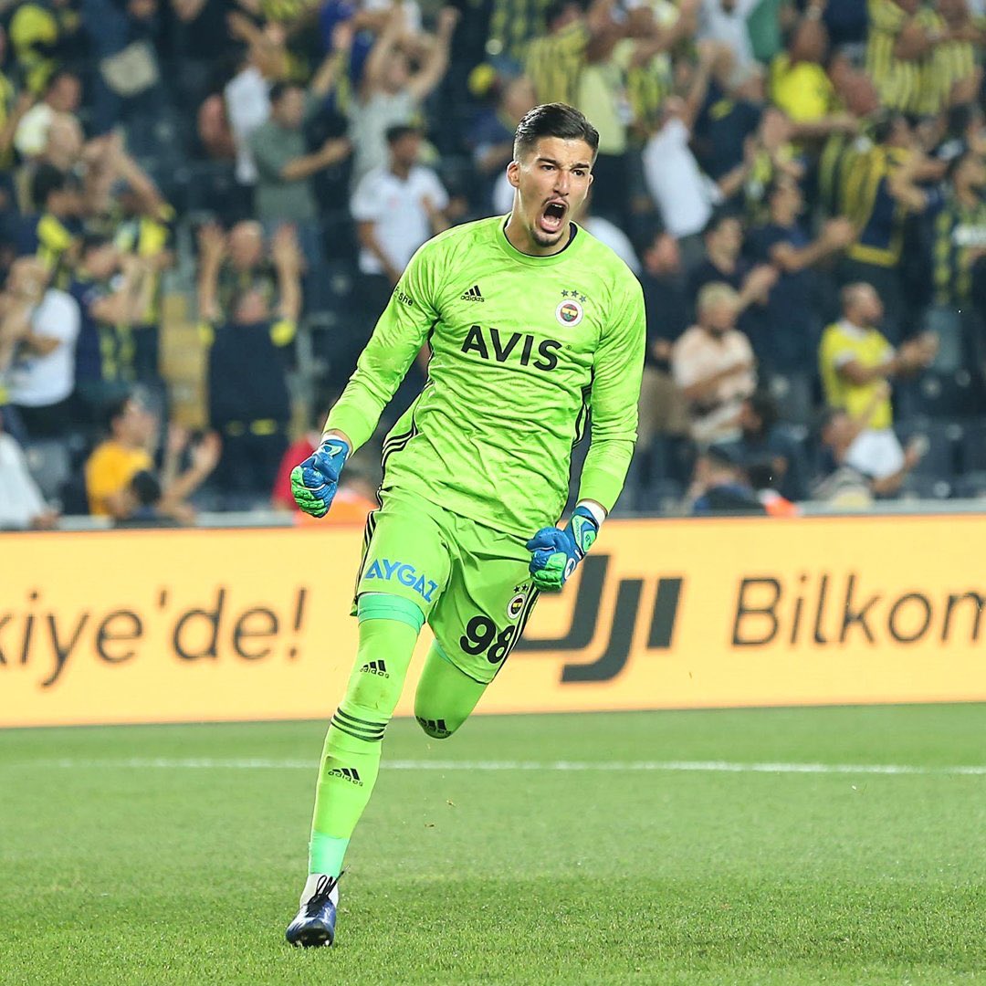 İnsanlar kendi işlediği kocaman günahları çuvala basar, senin küçücük yanlışını duvara asar. Biz her zaman yanındayız Altay Bayındır. Daha iyisi gelene kadar en iyisi sensin💛💙 <a href="/AltayBayindir_1/">Altay Bayındır</a>