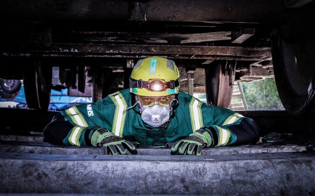 Our HART Paramedics are trained to work on around and even underneath trains!

There are a huge number of hazards on the rail network that we may encounter so we must understand the risks to remain safe ourselves when responding to an incident

<a href="/OFFICIALWMAS/">West Midlands Ambulance Service #HelpUsHelpYou</a> @BTPWestMids