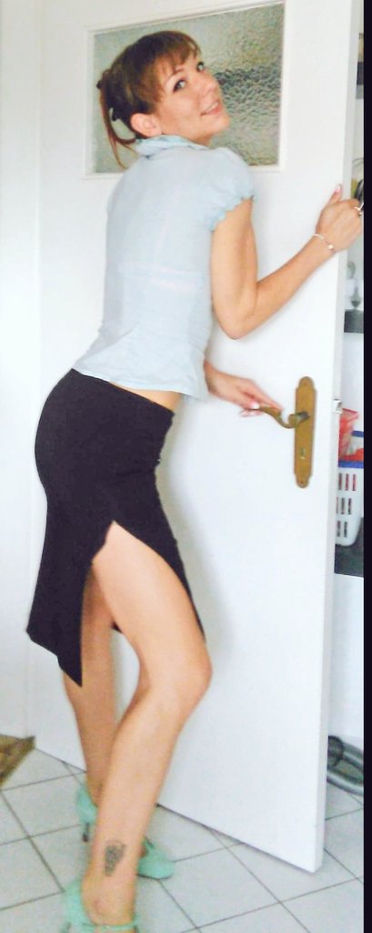FidaFraulein's tweet photo. Ach ja als wir noch #jugendlich  waren. Ich wünsche euch allen einen #schönen #Freitag #fridaynight #sündig #escort #agentur #hamburgnight #NewYork #lagos #nightlife #girl #девушкамосква #СанктПетербург #Malta #Valetta #girls #wild #sexy #elegant #highheels #skirts #gfe #alevel https://t.co/etjmcgmq9i