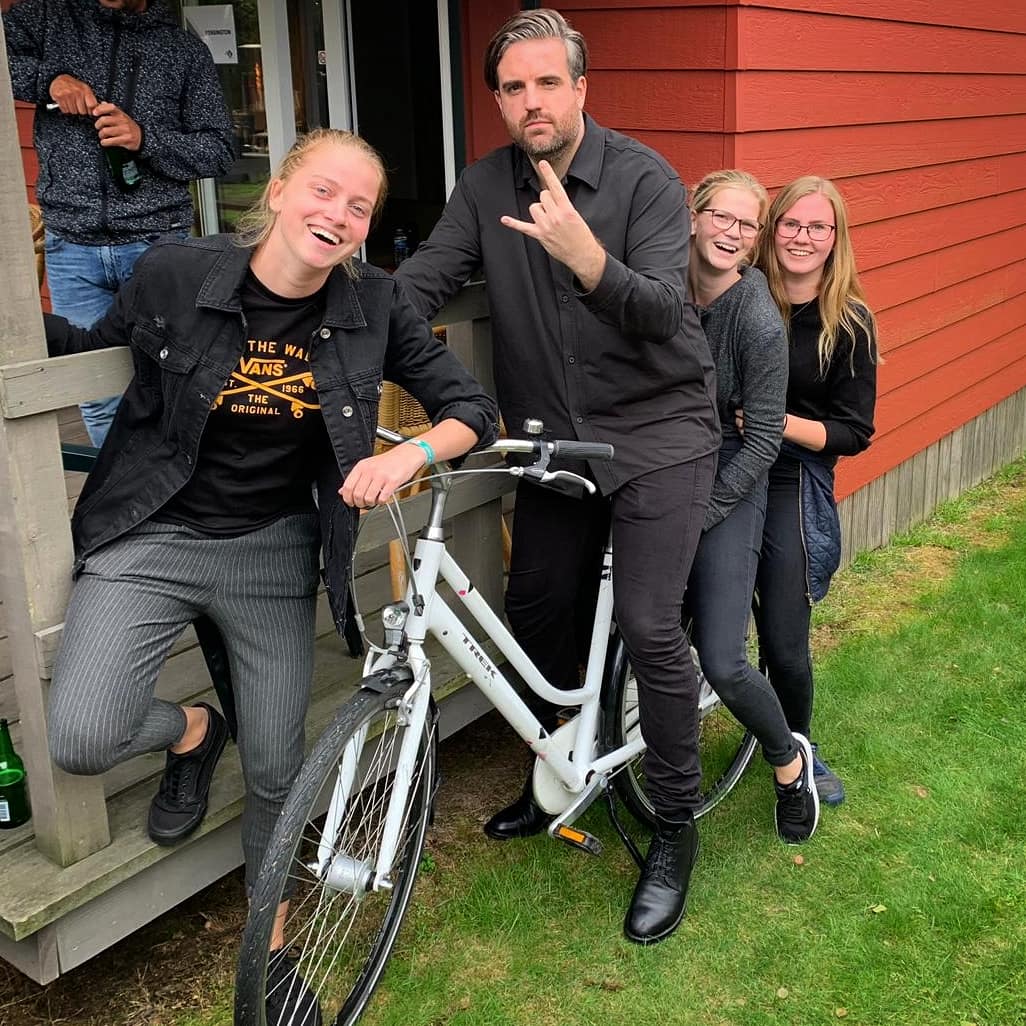 Nienke7's tweet photo. Ouderwets hard gelachen met team Kinsington op de camping! 🚴🏼‍♂️🤸🏼‍♀️ https://t.co/MAoztEI2FL