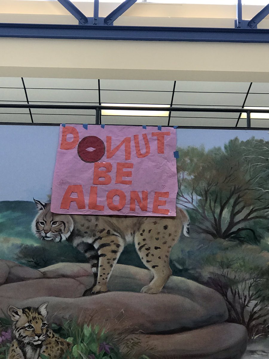 FCMSBobcats's tweet image. Ending #HelloWeek at FCMS with No One Eats Alone at lunches.  Our friendly PALS helped everyone get involved! @sandyhook @FortBendISD