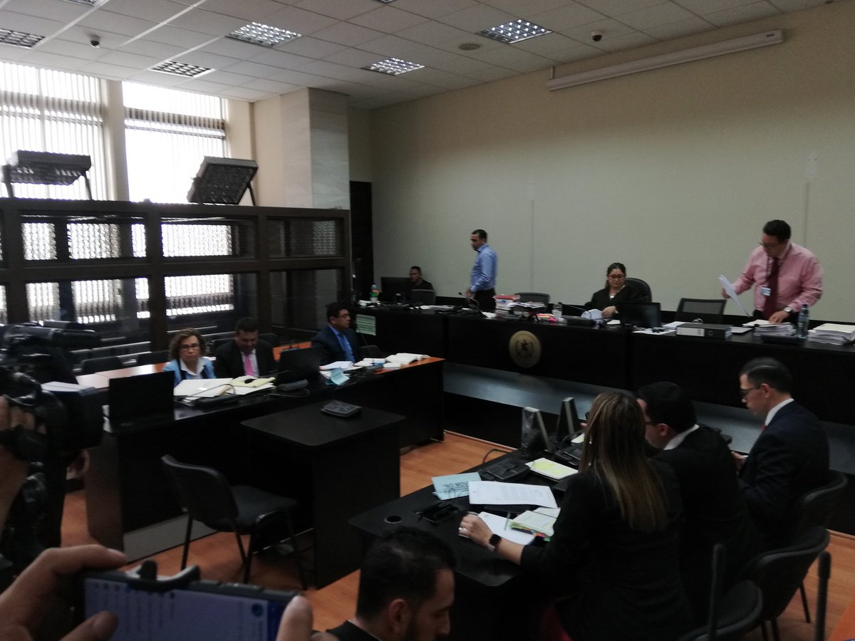 kmonzon_pl's tweet photo. Cuatro integrantes de la Fiscalía de Sección, anteriormente Fiscalía Especial contra la Impunidad, comparecen a la audiencia de primera declaración a Sandra Torres. https://t.co/4uRr3FN4Yj